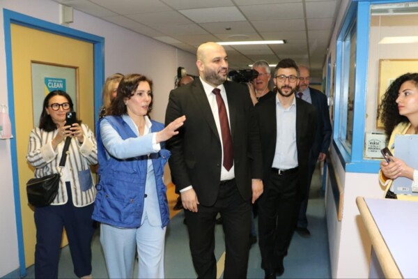 جولة لوزير الصحة والمفوضة الأوروبية لإدارة الأزمات على أطفال جرحى في مستشفى الجامعة الأميركية