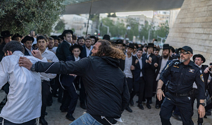 هآرتس: نتانياهو يبلغ الحريديين بإعادة طرح قانون التجنيد أملا بتأجيل حل الكنيست