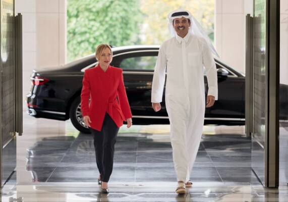 أمير قطر ورئيسة وزراء إيطاليا أكدا ضرورة خفض التصعيد وتغليب الحوار لاحتواء أزمة المنطقة