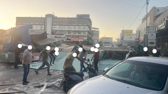 إنقلاب حمولة شاحنة على طريق عام المكلس - المنصورية وتحويل السير نزولا على طريق جبران التويني