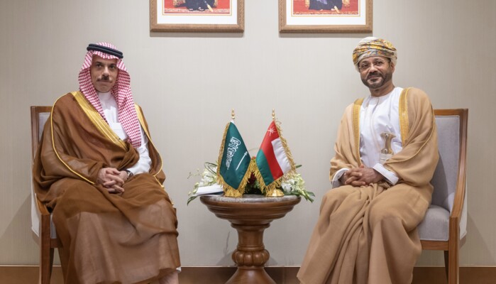 وزير خارجية السعودية بحث مع نظيره العماني بضمان سلامة وحرية الملاحة بمضيق هرمز