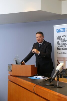 الأب الخوري خلال توقيع كتاب حول الحدود البحرية في جامعة سيدة اللويزة: لإبراز الوجه الحقيقي للبنان