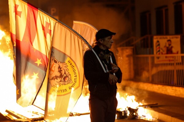 الشرطة الجورجية أطلقت الغاز المسيل للدموع على متظاهرين حاولوا اقتحام القصر الرئاسي