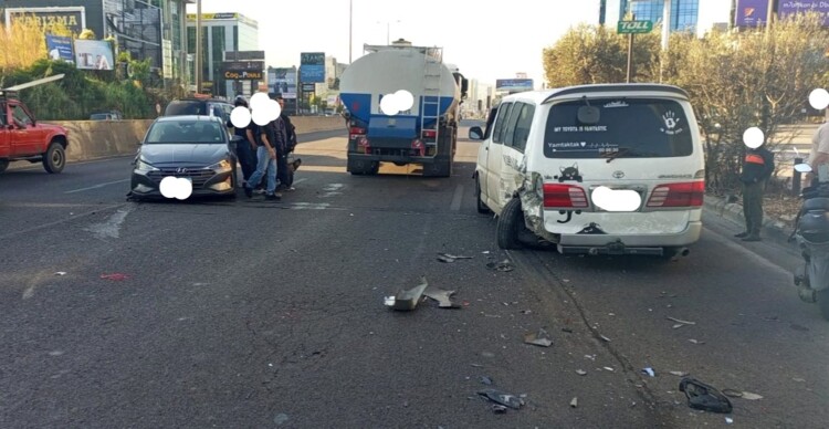 التحكم المروري: جريحان بتصادم بين فان وسيارة على المسلك الغربي لأوتوستراد الضبية