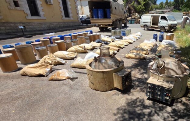 الجيش ضبط مصنعًا يحتوي على كمية كبيرة من المواد التي تستعمل لصناعة المخدرات بعد مداهمة في بلدتي ريحا وبوداي