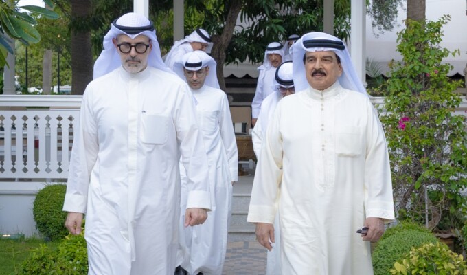ملك البحرين استقبل وزير خارجية الكويت وأكد أهمية التنسيق بين البلدين بما يعزز ويدعم علاقاتهما