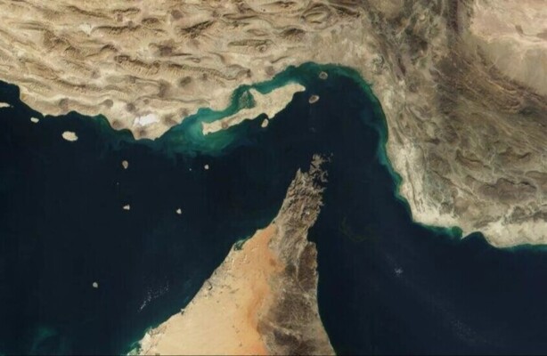 "رويترز": عدة سفن في الخليج تلقت رسائل تقول إنها من البحرية الإيرانية تفيد بأن معبر هرمز لا يزال مغلقا