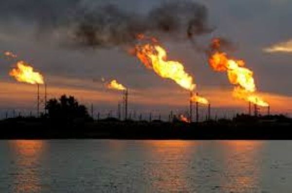 رويترز عن مسؤولين: العراق أعلن حالة القوة القاهرة في حقول نفط طورتها شركات أجنبية بعد تعطل الملاحة بمضيق هرمز