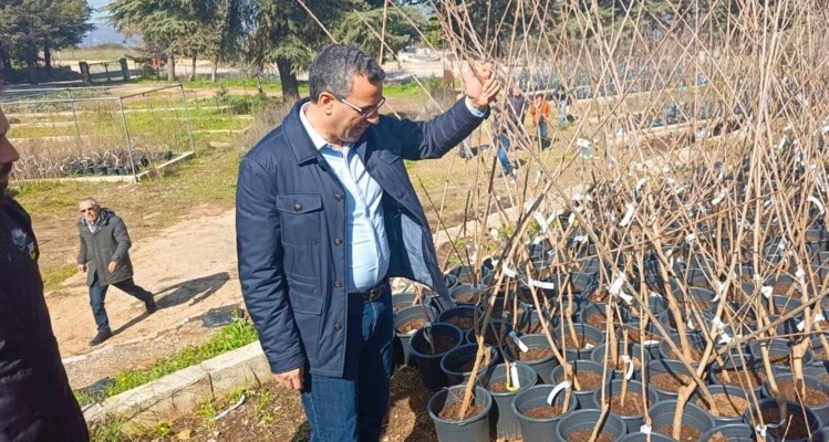 هاني جال على مشاتل الوزارة في حمانا وشتورا وأكد دعم المزارعين والأمن الغذائي رغم العدوان