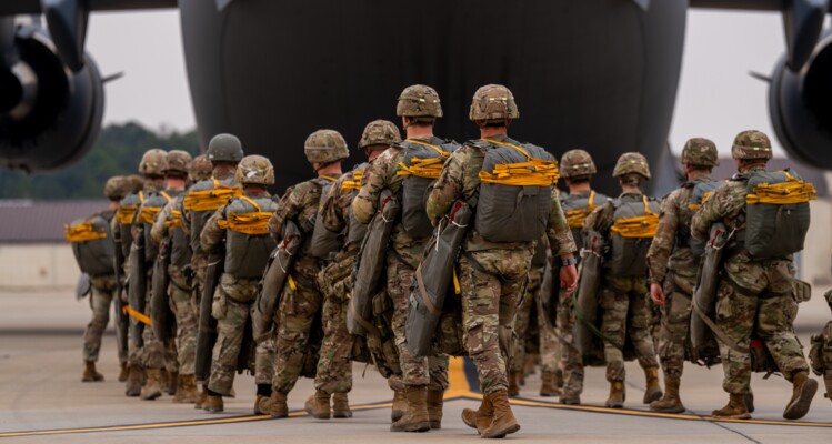 "وول ستريت جورنال": البنتاغون يدرس إرسال نحو 10 آلاف جندي بري إضافي إلى الشرق الأوسط