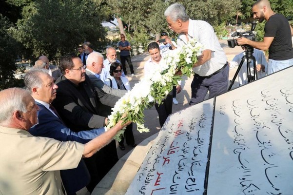 صيدم يضع اكليلا من الورد على النصب التذكاري لضحايا الثورة الفلسطينية