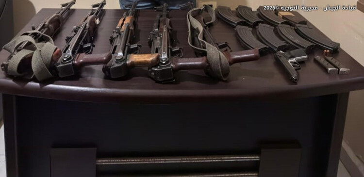 الجيش: عمليات دهم وتوقيف أشخاص بجرائم مختلفة ومصادرة أسلحة وذخائر حربية ومخدرات