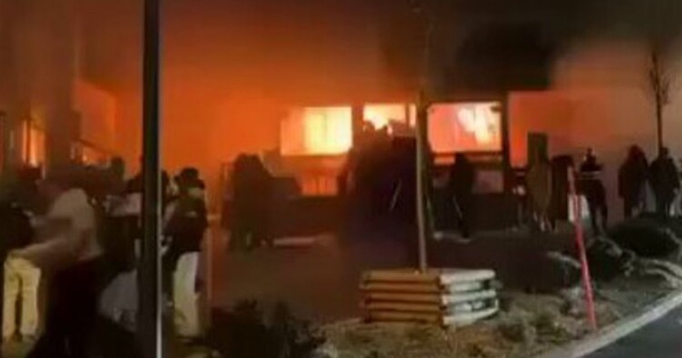 الشرطة السويسرية فتحت تحقيقًا مع مالكَي الحانة التي شهدت حريقًا أدى لمقتل 40 شخصًا