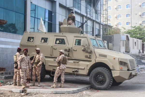التحالف بقيادة السعودية اكد هروب رئيس المجلس الانتقالي الجنوبي في اليمن إلى الإمارات