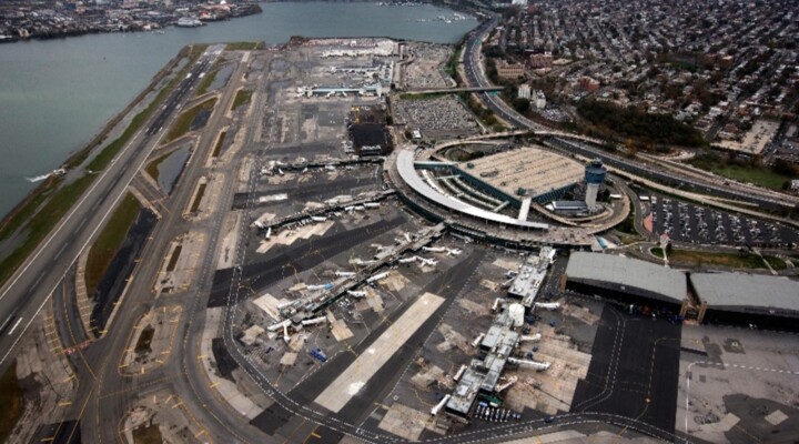 توقف الرحلات في مطار لاغوارديا في نيويورك بسبب حادث بين طائرة ومركبة