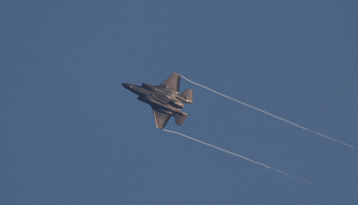 غارة إسرائيلية على منزل بين كفرا وصربين واشتعال سيارة إسعاف بجانبه وتفجير منازل في عيتا الشعب