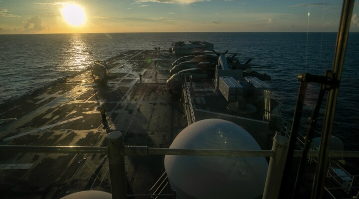 القيادة المركزية الأميركية: بحارة ومشاة البحرية وصلوا على متن سفينة هجوم برمائية إلى منطقة مسؤوليتنا