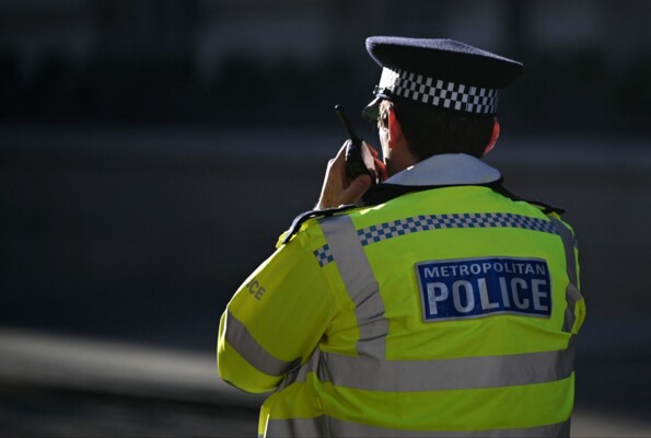 الشرطة البريطانية: اعتقال شخصين على صلة بمحاولة إضرام نار في كنيس يهودي في لندن