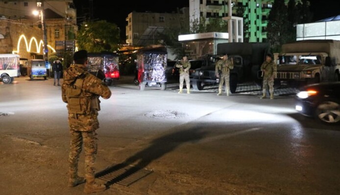 الجيش: توقيف أشخاص من جنسيات مختلفة لتورطهم بجرائم متعددة وضبط مخدرات وأسلحة