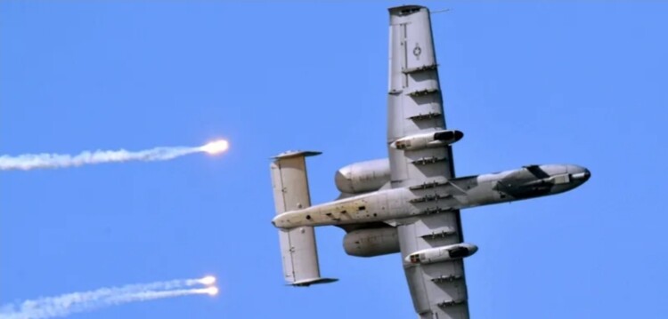 الجيش الإيراني: دفاعاتنا الجوية أصابت طائرة أميركية من طراز إيه 10 وسقطت في مياه الخليج