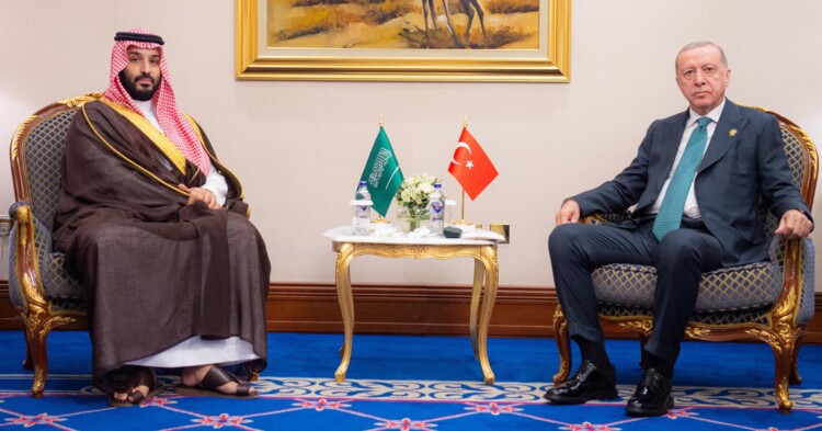 أردوغان بحث مع بن سلمان بتعزيز العلاقات الثنائية وأكد وقوف تركيا التام إلى جانب السعودية