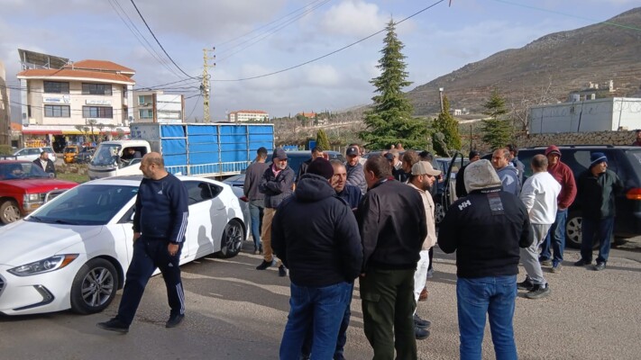 النشرة: اعتصام على مثلث جب جنين وقطع طريق احتجاجا على ارتفاع سعر صفيحة البنزين وزيادة الضرائب