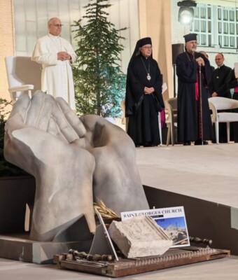 وفد من رعية يارون قدم حجرا من كنيسة مار جاورجيوس التي دمرها العدوان الإسرائيلي إلى البابا في بكركي