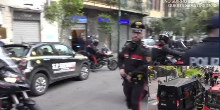 مسلحون احتجزوا رهائن لساعتين داخل مصرف في نابولي جنوب إيطاليا قبل أن يلوذوا بالفرار