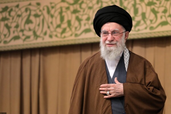 الخامنئي: هذا اليوم هو مبعثٌ للأمل لأنّه يقف على النقيض من مناخ اليأس الذي يسعى الاستكبار العالمي لفرضه