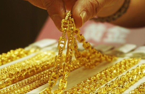 "رويترز": الذهب يهبط لأدنى مستوى في أكثر من شهر