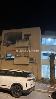 القناة 12 الإسرائيلية: إصابة مباشرة برأس متفجر لمبنى في مدينة نيشر بقضاء حيفا