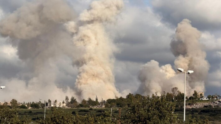 غارة إسرائيلية على سيارة في تبنين وتنفيذ تفجيرات ضخمة في بلدتَي شمع والناقورة