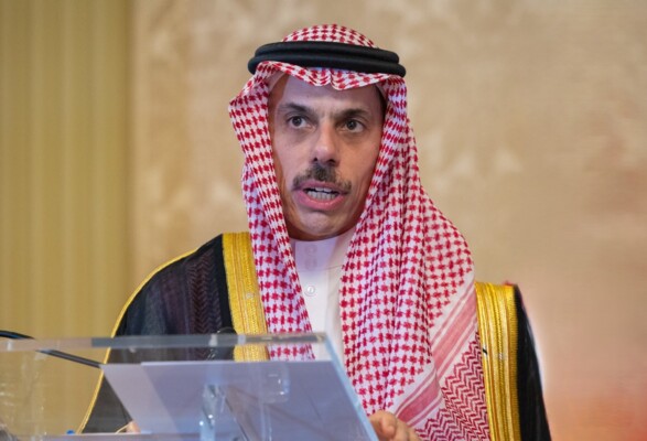 وزير خارجية السعودية أكد مع نظيرَيه الكويتي والتركي أهمية دعم الجهود الدبلوماسية لخفض التصعيد