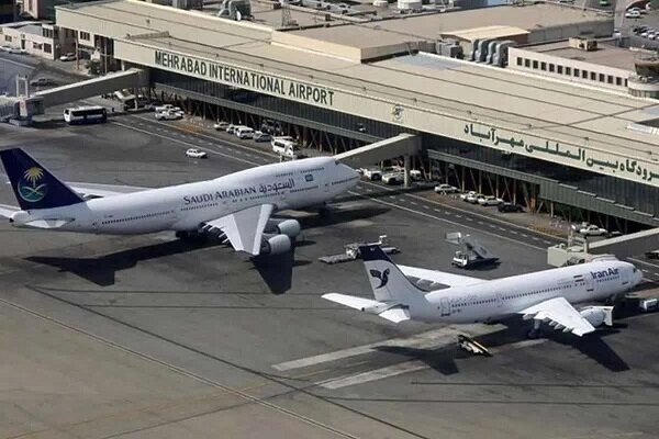"رويترز": سماع دوي انفجارات في شرق وغرب طهران وتقارير عن استهداف مطار مهراباد