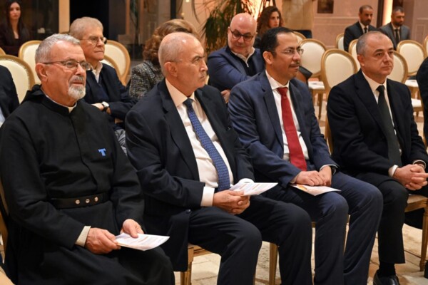 الجامعة الأنطونية منحت هدى الخميس جائزة الريشة الذهبية تقديرا لإسهاماتها بقطاعي الثقافة والفنون