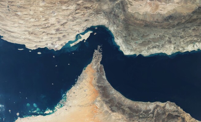 "وول ستريت جورنال": إيران والحوثيون يحاولون استعادة اليد العليا في هرمز بهجمات جديدة