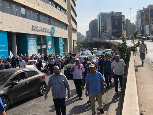 العسكريون المتقاعدون يقطعون الطريق عند "جسر الرينغ" والصيفي