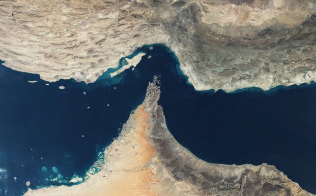 "رويترز": إيران تريد السيطرة على حركة الشحن إلى مضيق هرمز بموجب خطة تناقشها مع عمان