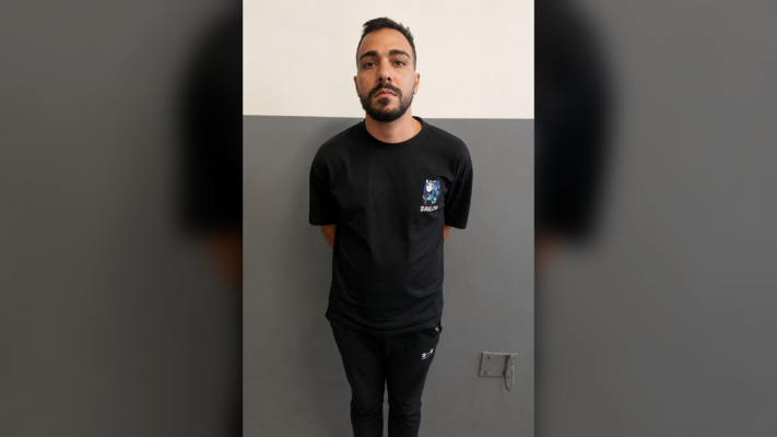 قوى الامن عممت صورة موقوف لقيامه بعمليات نصب واحتيال طالت عاملي خدمة التوصيل