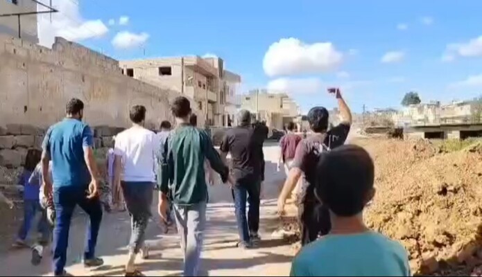 المرصد السوري: توتر أمني وإطلاق نار لتفريق متظاهرين على خلفية مداهمات واعتقالات في الصنمين بريف درعا الشمالي