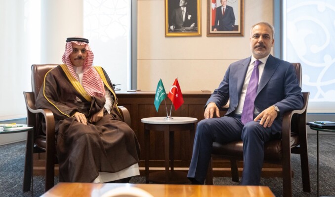 وزيرا خارجية السعودية وتركيا بحثا بالأوضاع لالمنطقة ودعم الجهود الدبلوماسية لخفض التصعيد
