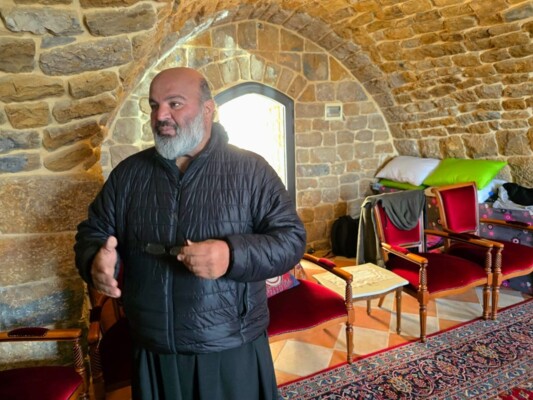 الأب بطرس العاقوري لـ"النشرة": دير مار بطرس وبولس احتضن 40 نازحًا مسلمًا في الحرب وجسّد معنى العيش المشترك