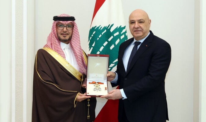 الرئيس عون قلّد البخاري وسام الأرز الوطني من رتبة ضابط أكبر منوهًا بدوره خلال عمله في لبنان
