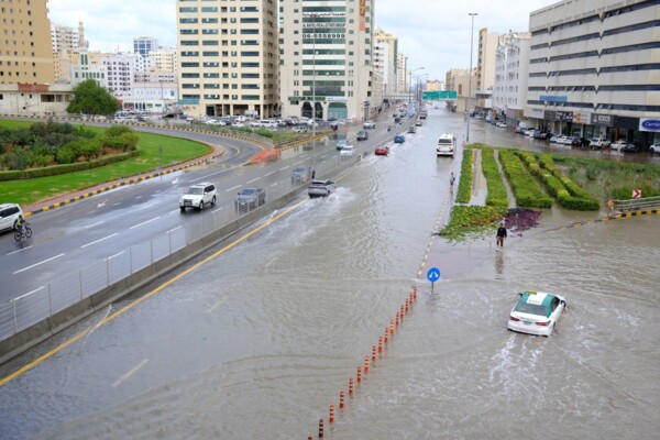 عاصفة في الإمارات تسبّبت بفيضانات واضطرابات في حركة الطيران