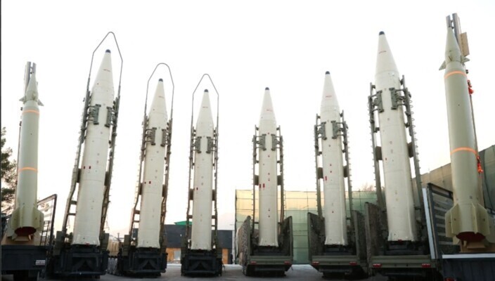 "يديعوت أحرونوت": صاروخ عنقودي استهدف منطقة تل أبيب الكبرى وتناثرت شظاياه وذخيرته في منطقة حولون جنوب تل أبيب