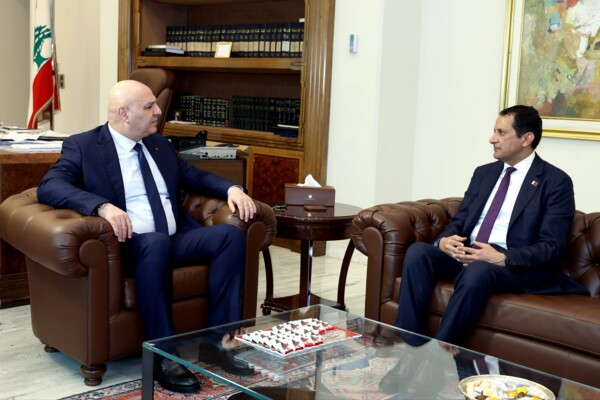 الرئيس عون عرض مع السفير القطري التطورات المحلية والإقليمية وجدد إدانته للاعتداءات التي تتعرض لها قطر