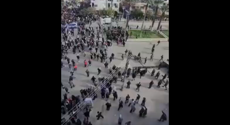 الأمن الداخلي السوري: إصابة بعض عناصرنا وتحطيم سيارات للشرطة خلال احتجاجات في اللاذقية