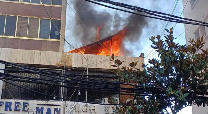 "النشرة": إخماد حريق اندلع بأحد المباني التجارية في شارع فخر الدين في صيدا