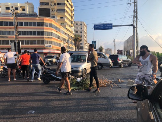 قطع طريق عام صور-صيدا عند دوار العباسية احتجاجاً على تردي الاوضاع المعيشية