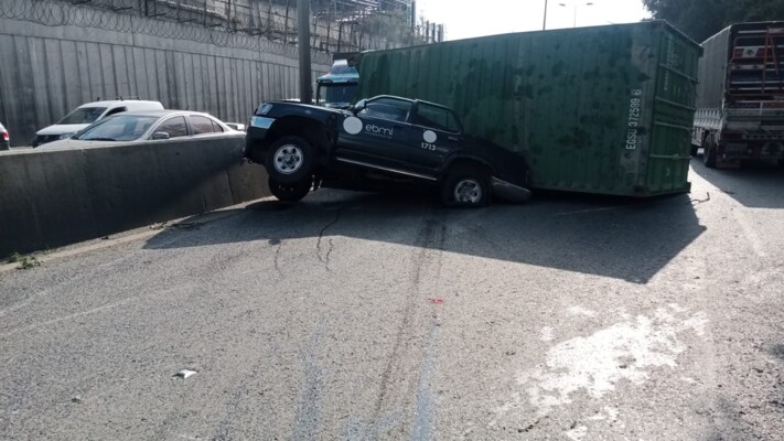 اصابات بحادث سير كبير على الفياضية مقابل الكلية الحربية وزحمة سير خانقة في المحلة